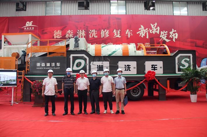 金莎9001zz以诚为本淋洗车发布现场嘉宾合影