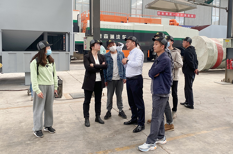 华中科技大学、中南大学一行莅临金莎9001zz以诚为本生产基地考察调研.jpg 华中科技大学、中南大学一行莅临金莎9001zz以诚为本生产基地考察调研